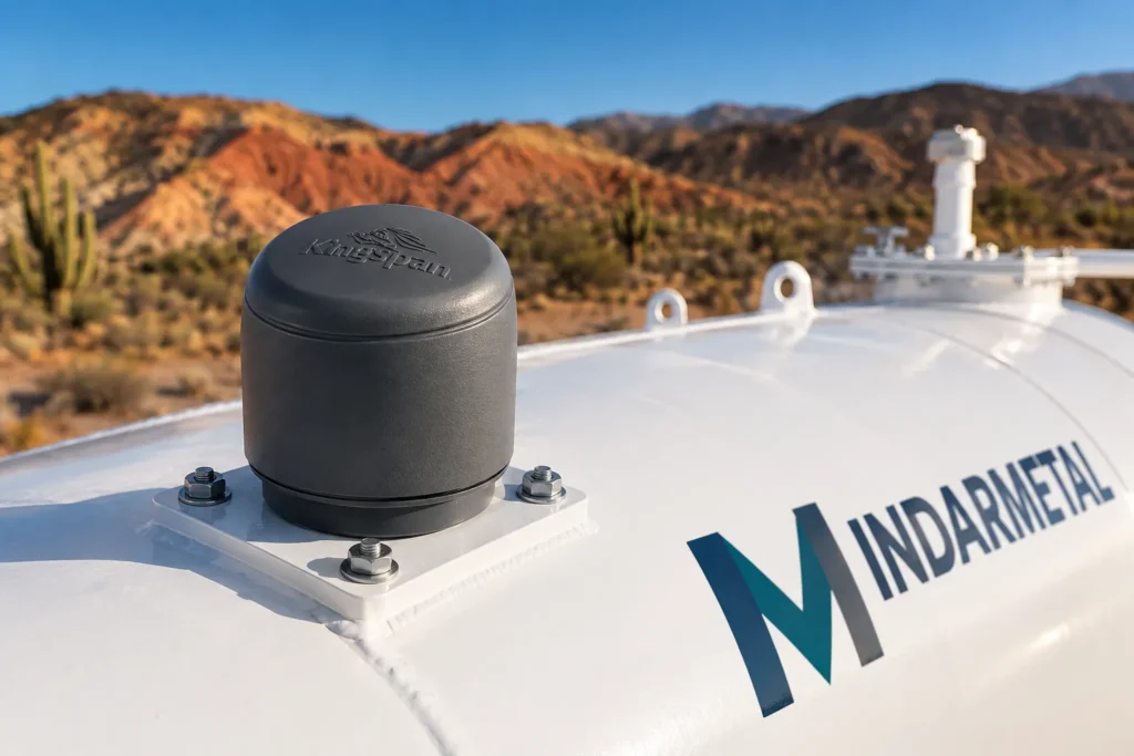 Sensor de nivel por radar Kingspan Watchman montado sobre base plana abulonada en el techo de un tanque de combustible INDARMETAL